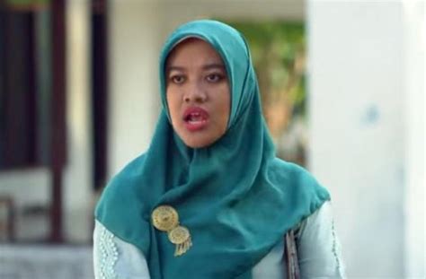 Salah satu gerakan yang dapat memanjangkan kaki anda yang pendek adalah lompatan satu kaki. 4 Fakta Menarik Film Pendek Tilik yang Lagi Viral ...