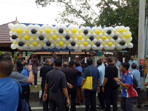 Hmm jika itu memang terjadi kepada seseorang, maka mungkin dia adalah orang tersial di alam semesta ini. PROGRAM PELANCARAN PAPAN TANDA PENGGUNA BIJAK DAN PAPAN ...
