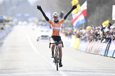 Ze staat vooral bekend als klassementsrenster, klimster en tijdritspecialiste. Anna van der Breggen solo naar indrukwekkende zege in ...