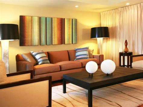 desain ruang keluarga warna coklat wallpaper dinding