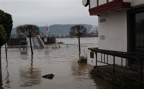 Ein zusammenhang mit dem unwetter, von dem auch rheinbach mit überfluteten straßen stark betroffen war, sei wahrscheinlich, erklärte die bonner polizei. „Land unter" in der Quellenstadt