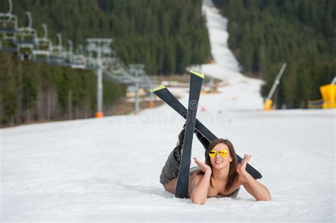 Netter Nackter Weiblicher Skifahrer Liegt Auf Schneebedeckter Steigung