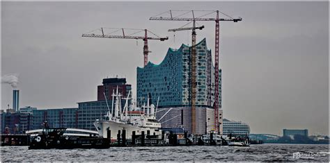 ˈlandʊŋsˌbʀʏkn̩), are the largest landing place in the port of hamburg, germany, and also one of hamburg's major tourist attractions. St. Pauli-Landungsbrücken Foto & Bild | deutschland ...