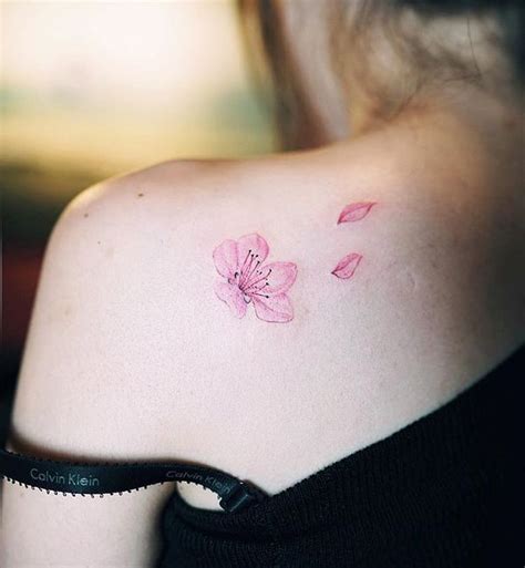 Tatuaje De Flor De Cerezo Japonés —