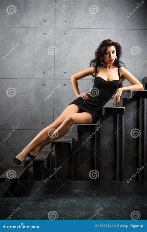 Mulher Moreno Sexy Que Senta Se Em Escadas Imagem De Stock Imagem De Retrato Forma 63032113