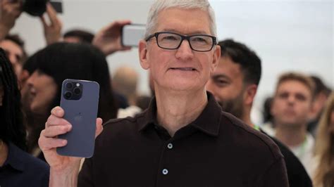 Apple Cutting Ceo Tim Cook S Compensation By Over 40 To 49 Million In 2023