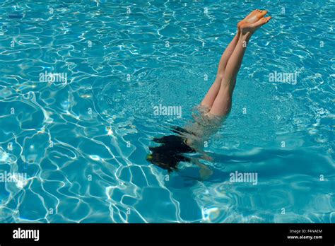 Girl Doing Handstand In Swimming Stockfotos Und Bilder Kaufen Alamy