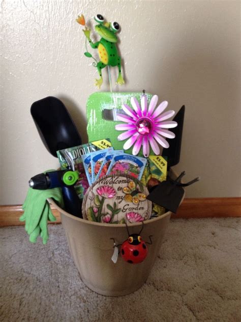 Show the mothers in your life how much you care by putting i've included a wide range of ideas so you can easily pick and choose a few to group together to create a diy gift basket! Gardening Basket | Themed gift baskets, Best gift baskets ...