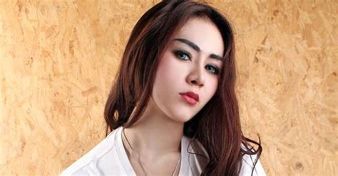 Kenapa Foto Model Wanita Kaos Distro Tidak Pakai Celana Kumpulan