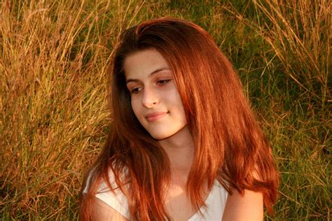 Fotos gratis césped persona niña mujer fotografía luz de sol modelo otoño Moda dama
