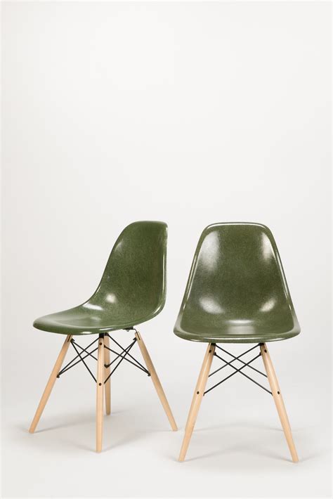 The plastic chairs by charles and ray eames are among the most important designs in the history of furniture. Pin von CORT auf Modern Minimalist | Eames, Eames stuhl ...