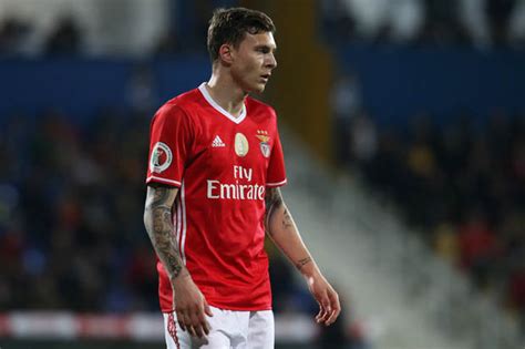 Victor lindelöf, latest news & rumours, player profile, detailed statistics, career details and transfer information for the manchester united fc player, powered by goal.com. Man United Transfer News: Victor Lindelof signs new ...