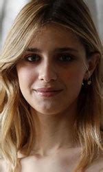 Antes de que su corazón se detenga, elisa encuentra una manera de mantenerse cerca de ella: Cast completo del film 18 regali | MYmovies