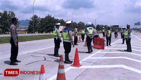 Polresta Cirebon Putar Balik 20 Kendaraan Pemudik Dari Jakarta Menuju