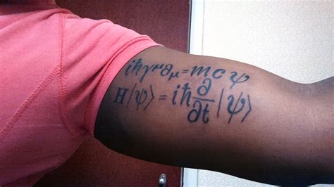Tatuaje De La Ecuación De Dirac Para Una Partícula Libre Y De La
