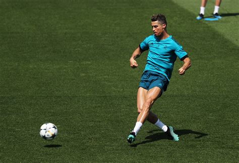 Cristiano Ronaldos Workout Routine Shows How He Got His Leg Muscles