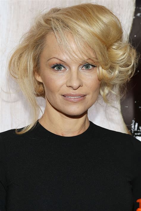So The Updo Pamela Anderson Wore Last Night Wasinteresting Glamour