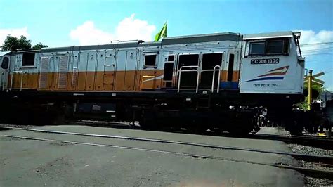 Berikut jenis transportasi yang dapat digunakan oleh perusahaan ketika mengirim barang ke gudang, kecuali …. Kereta api barang - YouTube