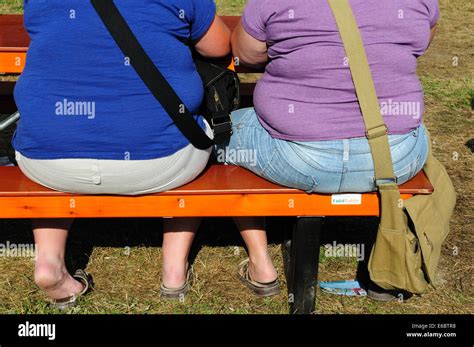 Zwei Fette Frauen Sitzen Auf Einer Bank Stockfotografie Alamy