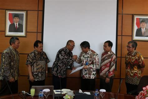 Pajak merupakan iuran yang wajib dibayarkan oleh setiap warga negara baik yang berstatus sebagai pekerja ataupun sebagai pengusaha. KPP Pratama Bandung Bojonagara Serahkan Surat Penetapan ...