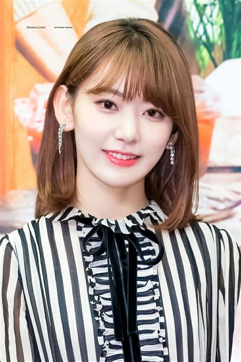 The group is composed of twelve members: ボード「女優･アイドル」のピン
