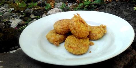 Tuang selapis adonan putih (90 ml). 6 Cara membuat perkedel kentang yang enak, gurih, dan tidak mudah hancur | merdeka.com
