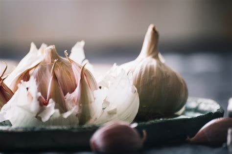 Knoblauch (allium sativum) ist eine ausdauernde, krautige pflanze, die winterhart ist und zählt zur gattung lauch (allium), zur familie der amaryllisgewächse (amaryllidaceae). Wie lange ist Knoblauch haltbar? Und wann wird Knoblauch ...