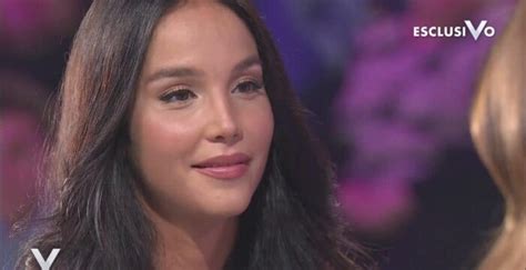 Paola è entrata nel mondo dello spettacolo grazie ai concorsi di bellezza. Chi è Paola Di Benedetto: Biografia, Età, Fidanzato Fede ...