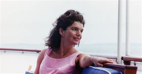 Unlike the ej20 engine, the intake ports for the ej201 and ej202 engines created a 'tumble swirl' motion for air as it entered the cylinder for better mixing of the air and fuel for more uniform flame travel and faster combustion. Jackie Kennedy: Ihre Stil-Regeln sind 2020 wieder Modetrends!