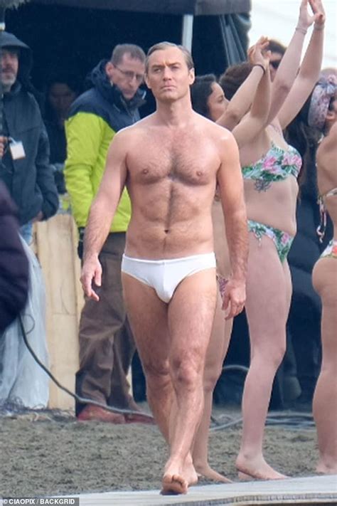 Richard Madden Fears He S Projecting An Unrealistic Body Image