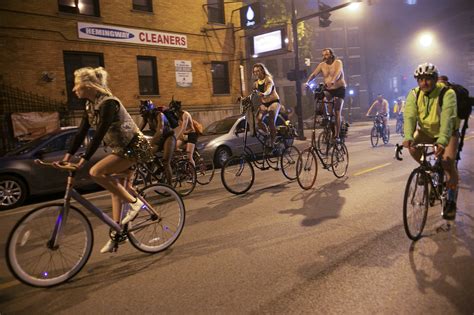 Mỹ Hàng nghìn người trần như nhộng diễu phố trong ngày lễ hội đạp xe