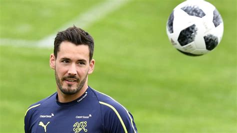 Roman bürki steht seit 2015 beim bvb zwischen den pfosten. BVB-Torhüter Roman Bürki: Ich bleibe die Nummer eins! | BVB 09