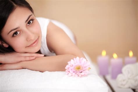 Premium Photo Masseur Doing Massage On Woman Body In The Spa Salon Beauty Treatment Concept