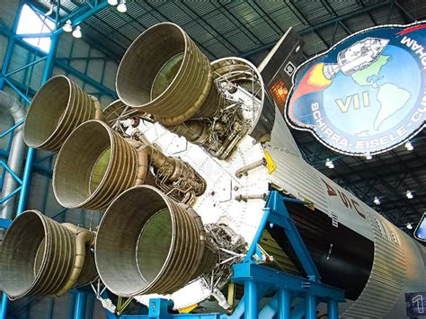 Saturn V Rocket Engines Zeigte In Mitte Apollo Saturns V An