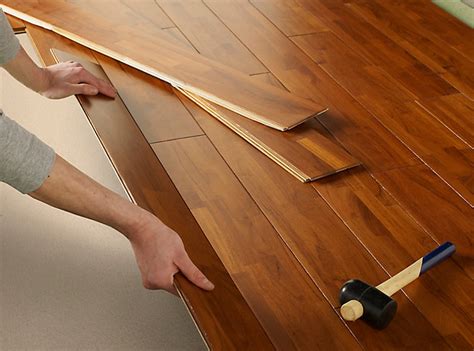 Lui appliquer un vitrificateur accroît davantage sa longévité et sa résistance. Comment poser un parquet flottant | Castorama