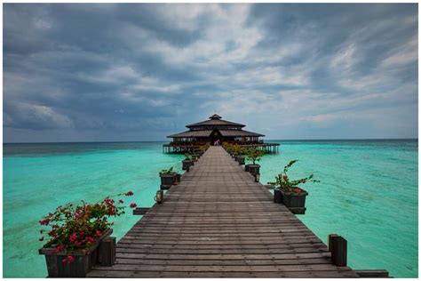 Each spacious chalet unit is fitted with a balcony offering sea views, air conditioning, a canopy bed and tea/coffee making facilities. Lankayan Island Dive Resort - Dive Malaysia