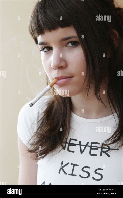 Teenager Mädchen Rauchen Zigaretten Stockfotografie Alamy