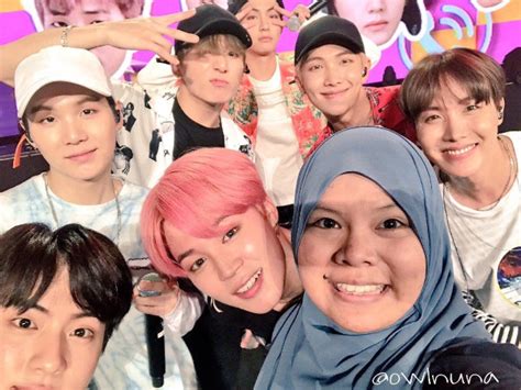 Selfie Bareng Bikin Geger, BTS Dipuji Hormati Fans Muslim ...