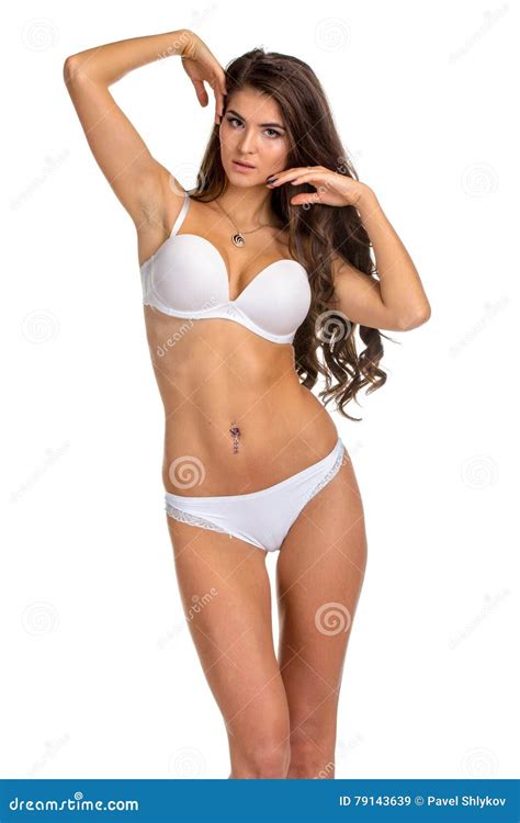 femme assez mince dans la lingerie sur le fond blanc image stock image du culottes isolement