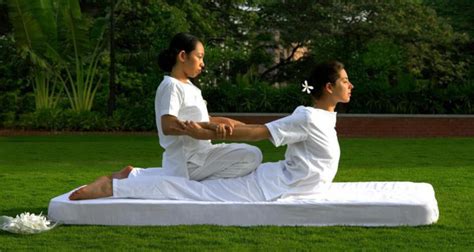 Massaggio Thailandese Come Viene Praticato Benefici E Precauzioni Nonsolobenessere It
