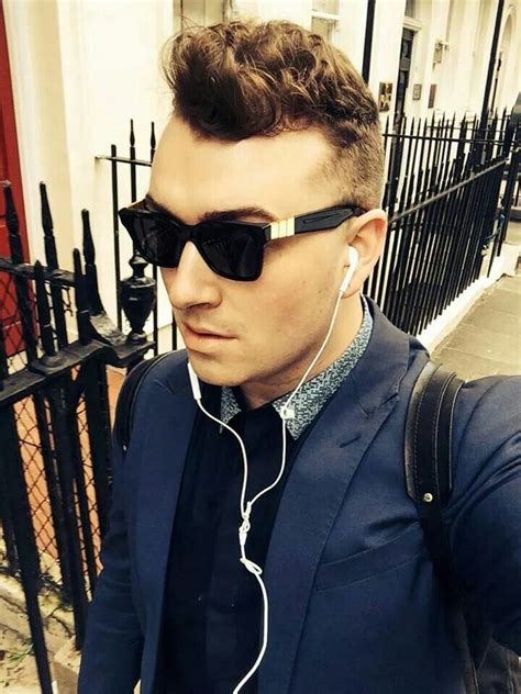 Though the singer became an international star relatively recently, he is already the winner of grammy awards, american music awards, bet awards, billboard music awards, brit awards and many others. SELFIE OF Sam Smith Aguez GOLD
