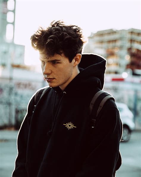 The top ranked albums by petit biscuit are presence and petit biscuit. Artistes similaires - Petit biscuit | Last.fm