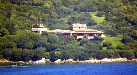 Meta prediletta di vip italiani ed internazionali, porto rotondo è rinomato per accogliere ogni anno migliaia di turisti e star del dj. Berlusconi amplia la Certosa a Porto Rotondo: via ai ...