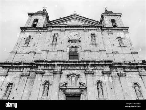 Castel Di Sangro Abruzzo Italy October 13 2017 Basilica Of Santa Maria Enjoys The Ancient