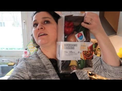 Niet moeilijk te maken, vegetarisch, heel gezond en heerlijk van smaak. Marlous maakt Marokkaanse couscous van de AH! - YouTube
