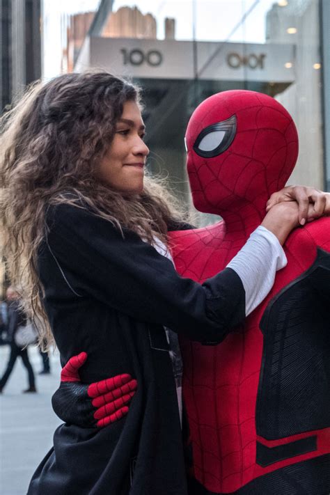 640x960 Spider Man And Zendaya In Spider Man Far From Home Iphone 4 Iphone 4s Wallpaper Hd