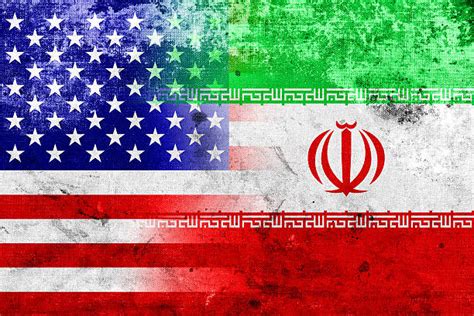 Set iran flaggen vor teheran skyline und eine große flagge im hintergrund bei sonnenuntergang mit orange warmen ton. Iran Flagge - Bilder und Stockfotos - iStock
