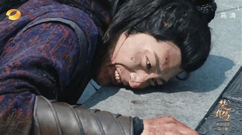 故事發生在大分裂時代的北朝西魏。 亂世之下，命如草芥，戰火連綿，生靈塗炭。 連銘都無法保住，遑論為人的尊嚴。 女奴楚喬（趙麗穎 飾）連同其他女孩被送入獵場，成為貴族射殺取樂的玩物。 危急時刻，她被西涼世子燕洵（竇驍 飾）. 竇驍楚喬傳大火靠演技？取關周冬雨另有原因! - 壹讀