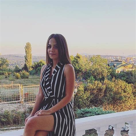 14 yaşında anne ve babasının boşanmasından sonra yerleştiği i̇stanbul'da eğitim hayatına devam etti. Bahar Şahin Kimdir? Kaç Yaşında Nereli Boyu Kaç Sevgilisi