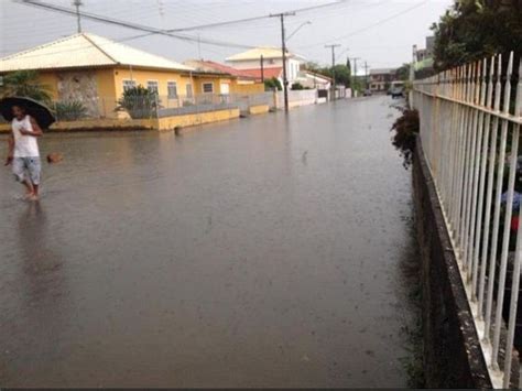 G1 Chuva Causa Alagamentos Em Ruas Da Grande Florianópolis Notícias Em Santa Catarina